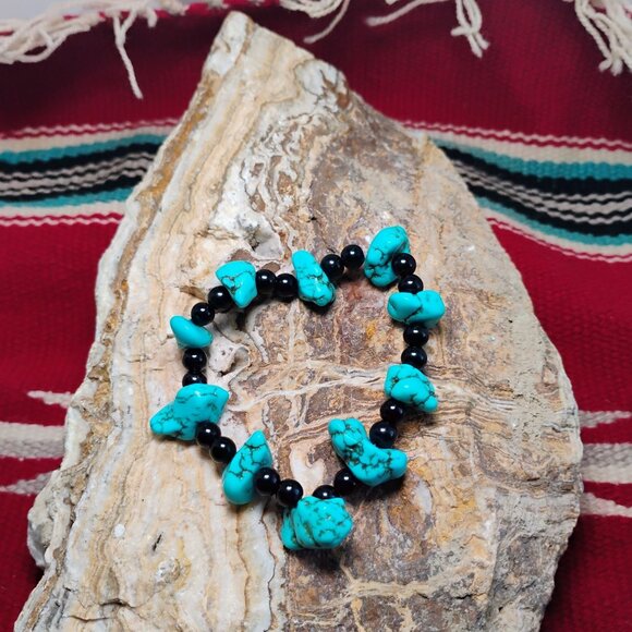 Chunky Rough Polished Natural Turquoise & Black Beaded Stretch Bracelet - Picture 3 of 7